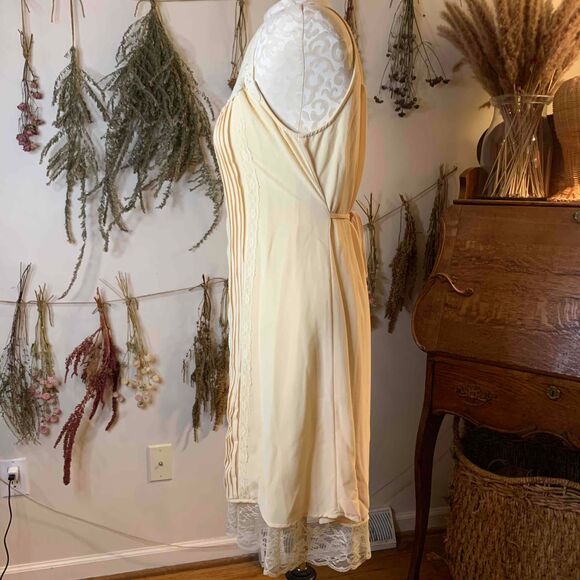 Blu Pepper NWT Pale Yellow Lace Slip Dress Tie Waist Keyhole Large - Picture 6 of 12